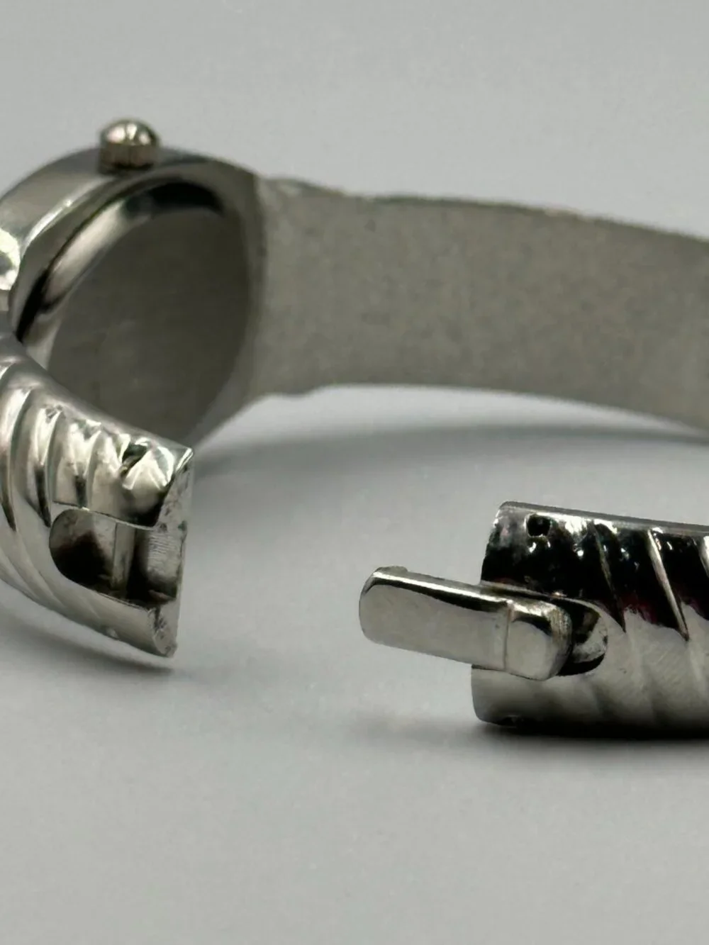 3/$30 Collezio Watch Women Silver Tone Oval Dial Ribbed Bangle Band 6.25 Inch